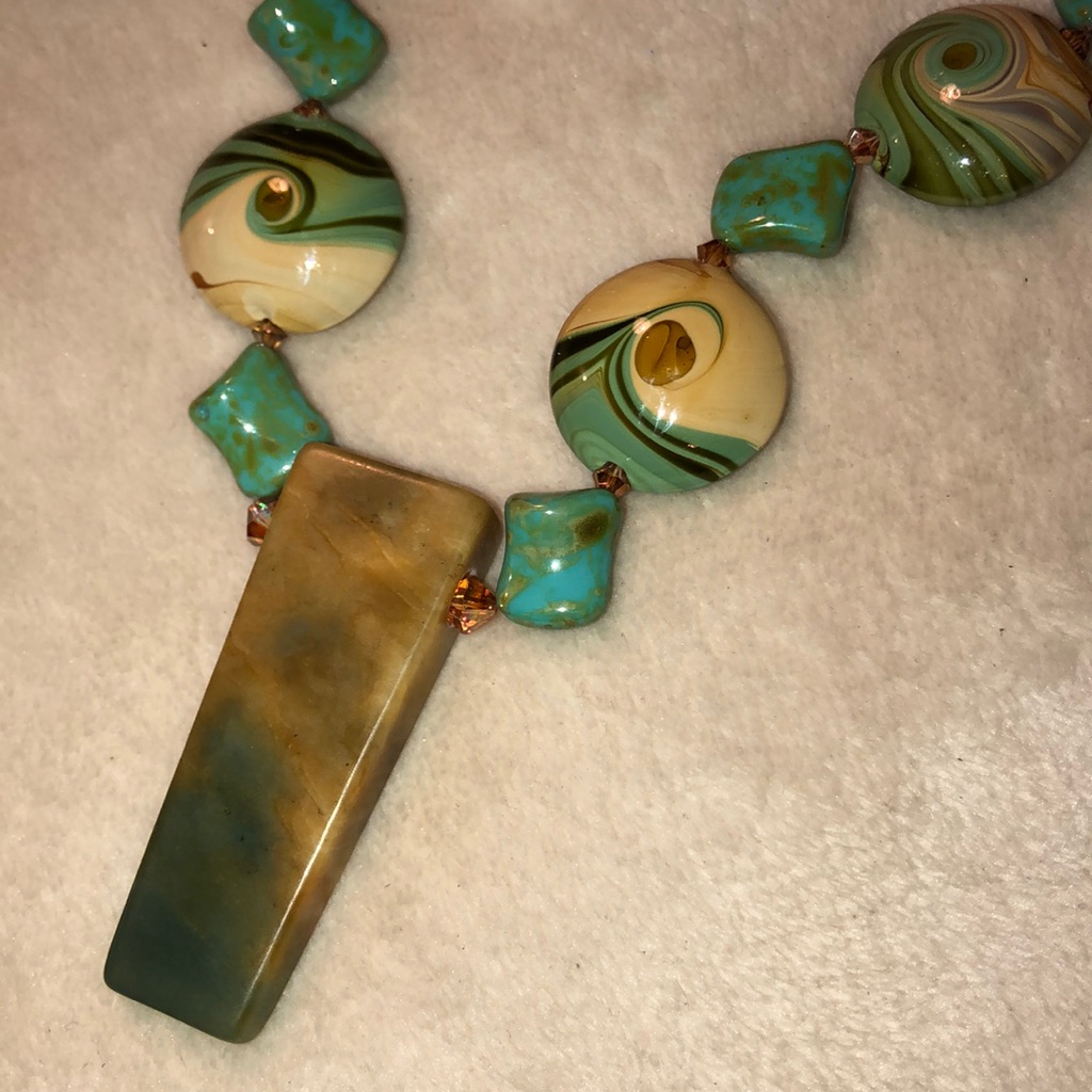 - Natural Stone Necklace Excellent Cond. (L1)